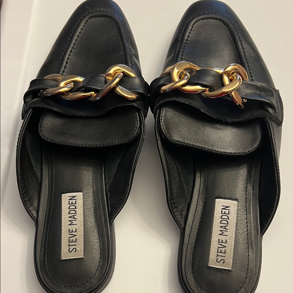 Steve Madden Black Flats with Gold Chain Accent. Size 8.